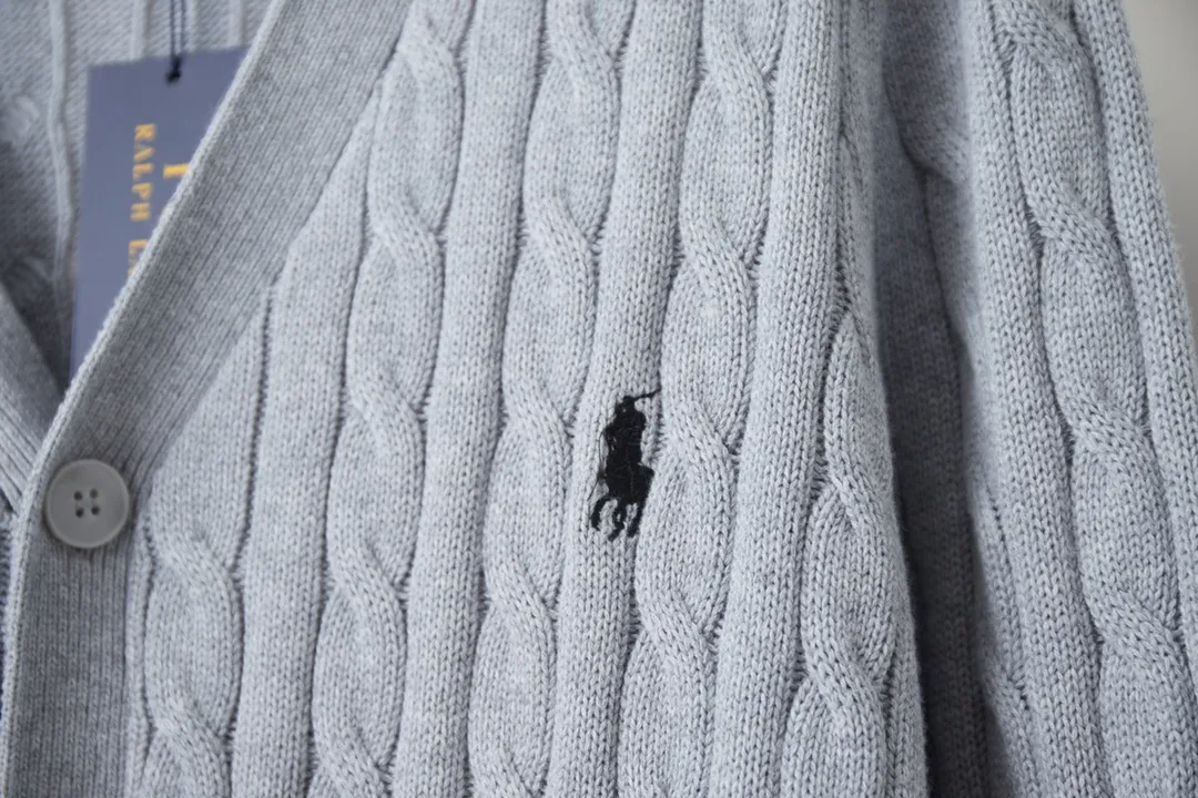 P250 POLO Paul Ralph Lauren 25FW new autumn and winter style classic war horse embroidered twist sweater, light luxury, a must-have item for daily commuting for men and women. Correct version. Welcome to compare. Detailed features · Made of 35% wool content yarn, 35% cashmere 30% synthetic fiber · Used German imported machine twist knitted cardigan · Open mold customization brand logo resin buttons · Imported Tajima machine embroidered classic war horse · Thread design on collar, cuffs and hem, windproof and comfortable · Original main mark, washed tag, moisture-proof paper packaging Color: black/khaki/grey Size: S M L XL